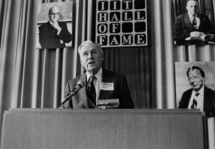 Bob Galvin at IIT Hall of Fame podium